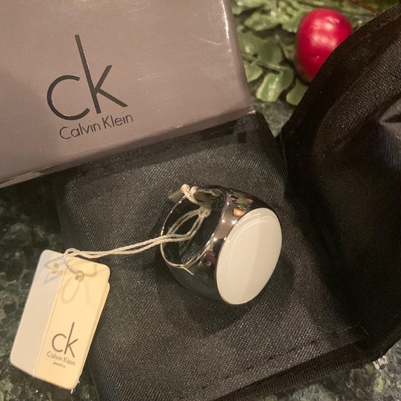 CALVIN KLEIN fashion ring white oval stone silver toned metal heavy jewelry new - Picture 1 of 9